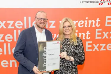 Zertifikat Headerbild mit Andreas Maurer (Rainalter), Monica Rintersbacher (Leitbetriebe Austria) © Christian Mikes