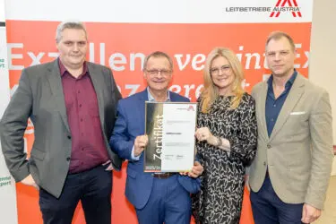 Zertifikat Headerbild mit Michael Reiner (Essecca), Wilfried Hirmann (Essecca), Monica Rintersbacher (Leitbetriebe Austria), Alexander Blümel (Essecca) © Christian Mikes