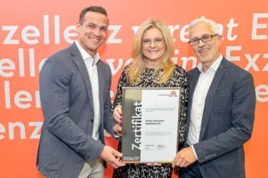 Zertifikat Headerbild mit Bernhard Ritschl (Herba Chemosan), Monica Rintersbacher (Leitbetriebe Austria), Andreas Scerbe-Saiko (Herba Chemosan) © Christian Mikes