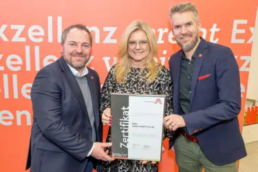 Zertifikat Headerbild mit Wolfgang Monger (INKU), Monica Rintersbacher (Leitbetriebe Austria), Ludwig Schmidt (INKU) © Christian Mikes