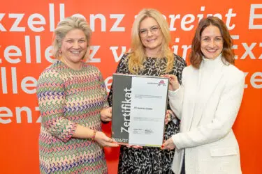 Zertifikat Headerbild mit Magdalena Weissbacher (JTI), Monica Rintersbacher (Leitbetriebe Austria), Silvia Polan (Leitbetriebe Austria) © Christian Mikes