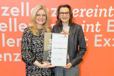 Zertifikat Headerbild mit Monica Rintersbacher (Leitbetriebe Austria), Regina Mittermayer-Knopf (LOOMIS) © Christian Mikes