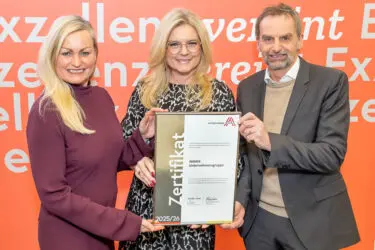 Zertifikat Headerbild mit Nicole Plein (NAVAX), Monica Rintersbacher (Leitbetriebe Austria), Wolfgang Traunfellner (NAVAX) © Christian Mikes