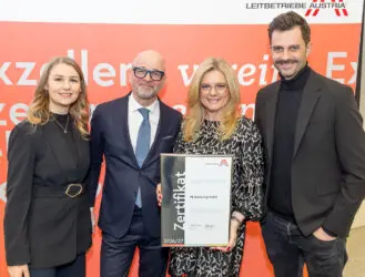 Zertifikat Headerbild mit Patricia Pirker (Sinnmacher), Anton Santner (P8), Monica Rintersbacher (Leitbetriebe Austria), Philipp Tirmann (P8) © Christian Mikes