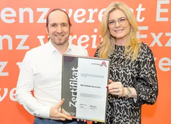 Zertifikat Headerbild mit Thomas Schönberger (SPS Technik), Monica Rintersbacher (Leitbetriebe Austria) © Christian Mikes