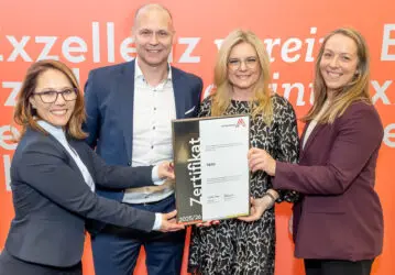 Zertifikat Headerbild mit Cornela Samec (Tieto), Robert Kaup (Tieto), Monica Rintersbacher (Leitbetriebe Austria), Bianca Sullivan (Tieto) © Christian Mikes