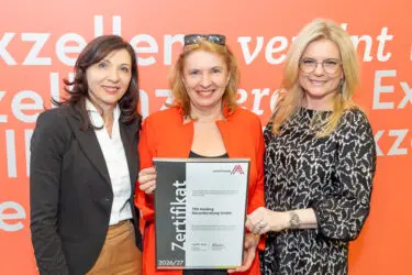 Zertifikat Headerbild mit Birgit Perkounig (TPA), Veronika Seitweger (TPA), Monica Rintersbacher (Leitbetriebe Austria) © Christian Mikes