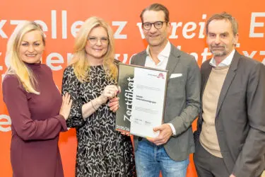 Zertifikat Headerbild mit Nicole Plein (NAVAX), Monica Rintersbacher (Leitbetriebe Austria), Oliver Krizek (NAVAX), Wolfgang Traunfellner (NAVAX) © Christian Mikes