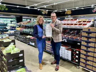 Zertifikat Headerbild mit Monica Rintersbacher(Leitbetriebe Austria), Frank Janiche (METRO Österreich) © METRO Österreich