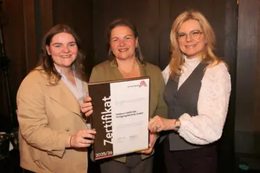 Zertifikat Headerbild mit Kristina Dettenweitz (HELDECO), Ing. Sabine Dettenweitz (HELDECO), Monica Rintersbacher (Leitbetriebe Austria) © leadersnet.at