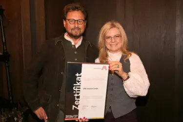 Zertifikat Headerbild mit Augustin Scheer (SPIE Austria), Monica Rintersbacher (Leitbetriebe Austria) © leadersnet.at/M. Lach