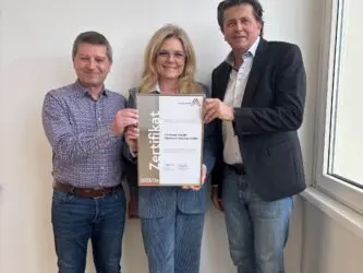 Zertifikat Headerbild mit Rainer Matzka (Electrovac), Monica Rintersbacher (Leitbetriebe Austria), Dieter Thumfart (Electrovac) © Electrovac