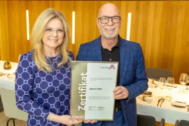 Zertifikat Headerbild mit Monica Rintersbacher (Leitbetriebe Austria), Martin Gänger (Adamol) © leadersnet.at/C. Mikes