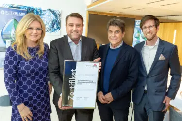 Zertifikat Headerbild mit Monica Rintersbacher (Leitbetriebe Austria), Mario Reichel (BLITZBLANK), Errol Reichel (BLITZBLANK), Lorenz Reichel (BLITZBLANK) © leadersnet.at/C. Mikes