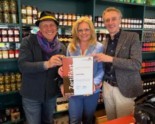 Zertifikat Headerbild mit Stefan Schauer (Staud's), Monica Rintersbacher (Leitbetriebe Austria), Jürgen Hagenauer (Staud's) ©  Leitbetriebe Austria