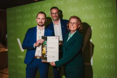 Zertifikat Headerbild mit Markus Auer (VKB), Wolfgang Fankhauser (VKB), Silvia Kelemen Weihs (Leitbetriebe Austria) © Daniel Reicher