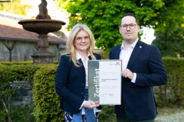 Zertifikat Headerbild mit Monica Rintersbacher (Leitbetriebe Austria), Andreas Ott (MZS) © cityfoto
