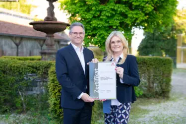 Zertifikat Headerbild mit Johann Dumser (Plasser & Theurer), Monica Rintersbacher (Leitbetriebe Austria) © cityfoto