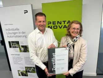 Zertifikat Headerbild mit Michael Kolb (Pentanova), Silvia Kelemen Weihs (Leitbetriebe Austria) © Pentanova