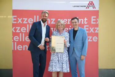 Zertifikat Headerbild mit Reinhard Griessler (Brantner green solutions), Monica Rintersbacher (Leitbetriebe Austria), Josef Scheidl (Brantner green solutions) © Sabine Klimpt