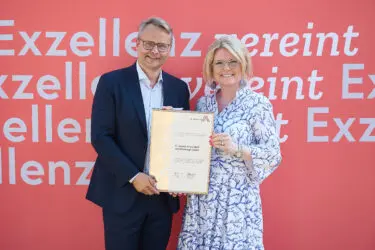 Zertifikat Headerbild mit Stefan Chalupnik (G. Coreth), Monica Rintersbacher (Leitbetriebe Austria) © Sabine Klimpt