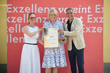 Zertifikat Headerbild mit Maria Seltner (Hutchison Drei), Monica Rintersbacher (Leitbetriebe Austria), Christian Kohl (Hutchison Drei) © Sabine Klimpt