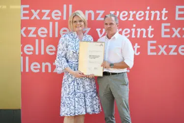 Zertifikat Headerbild mit Monica Rintersbacher (Leitbetriebe Austria), Nicolas Salinger (IFMS) © Sabine Klimpt