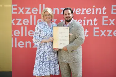 Zertifikat Headerbild mit Monica Rintersbacher (Leitbetriebe Austria), Sascha Haimovici (IMMOcontract) © Sabine Klimpt