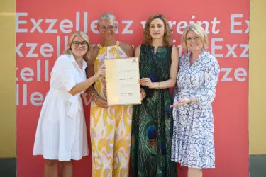 Zertifikat Headerbild mit Edda Reitter (sanofi-aventis), Juliane Pamme (sanofi-aventis), Anita Widmann (sanofi-aventis), Monica Rintersbacher (Leitbetriebe Austria) © Sabine Klimpt