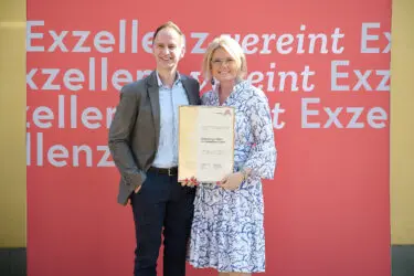 Zertifikat Headerbild mit Stephan Dubach (Schlumberger), Monica Rintersbacher (Leitbetriebe Austria) © Sabine Klimpt