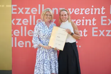 Zertifikat Headerbild mit Monica Rintersbacher (Leitbetriebe Austria), Judith Käfer (ADMIRAL)© Sabine Klimpt