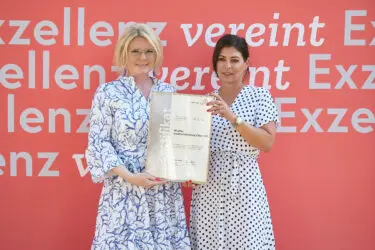 Zertifikat Headerbild mit Monica Rintersbacher (Leitbetriebe Austria), Melanie Kornberger (Atradius Kreditversicherung) © Sabine Klimpt