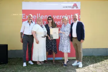 Zertifikat Headerbild mit Martin Kalod (Kling Wagenhofer), Bettina Glatter (Kling Wagenhofer), Vonny Orozco (Kling Wagenhofer), Monica Rintersbacher (Leitbetriebe Austria), Patrick Scheck (Kling Wagenhofer) © Sabine Klimpt
