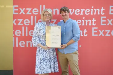 Zertifikat Headerbild mit Monica Rintersbacher (Leitbetriebe Austria), Andreas Wallner (Kurt Wallner) © Sabine Klimpt
