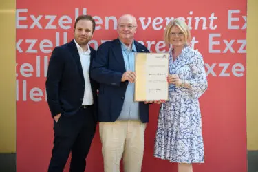 Zertifikat Headerbild mit Soner Gökmen (Spedition FUCHS), Heinrich Kilmetschek (Spedition FUCHS) © Sabine Klimpt