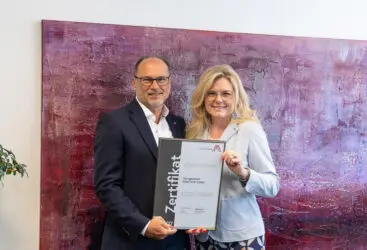 Zertifikat Headerbild mit Thomas Panholzer (Transgourmet), Monica Rintersbacher (Leitbetriebe Austria) © Transgourmet