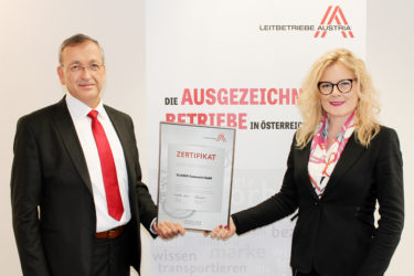 Zertifikat Headerbild mit Walter Eichner (Business Development Manager, BECKHOFF Automation) und Monica Rintersbacher (Geschäftsführerin Leitbetriebe Austria)