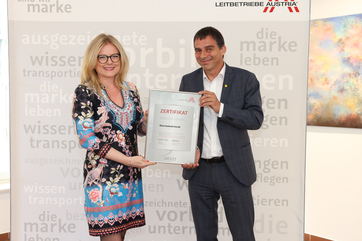 Zertifikat Headerbild mit Monica Rintersbacher (Geschäftsführerin Leitbetriebe Austria) überreicht das Zertifikat an Peter Umundum (Vorstand für Paket & Logistik der Österreichischen Post AG)