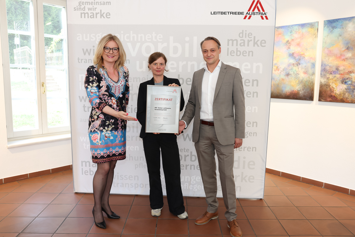 Zertifikat Headerbild mit Monica Rintersbacher (Geschäftsführerin Leitbetriebe Austria), Alexandra Zotter (Leiterin Marketing und Kommunikation ARS Akademie) und Richard Melbinger (ARS Akademie)
