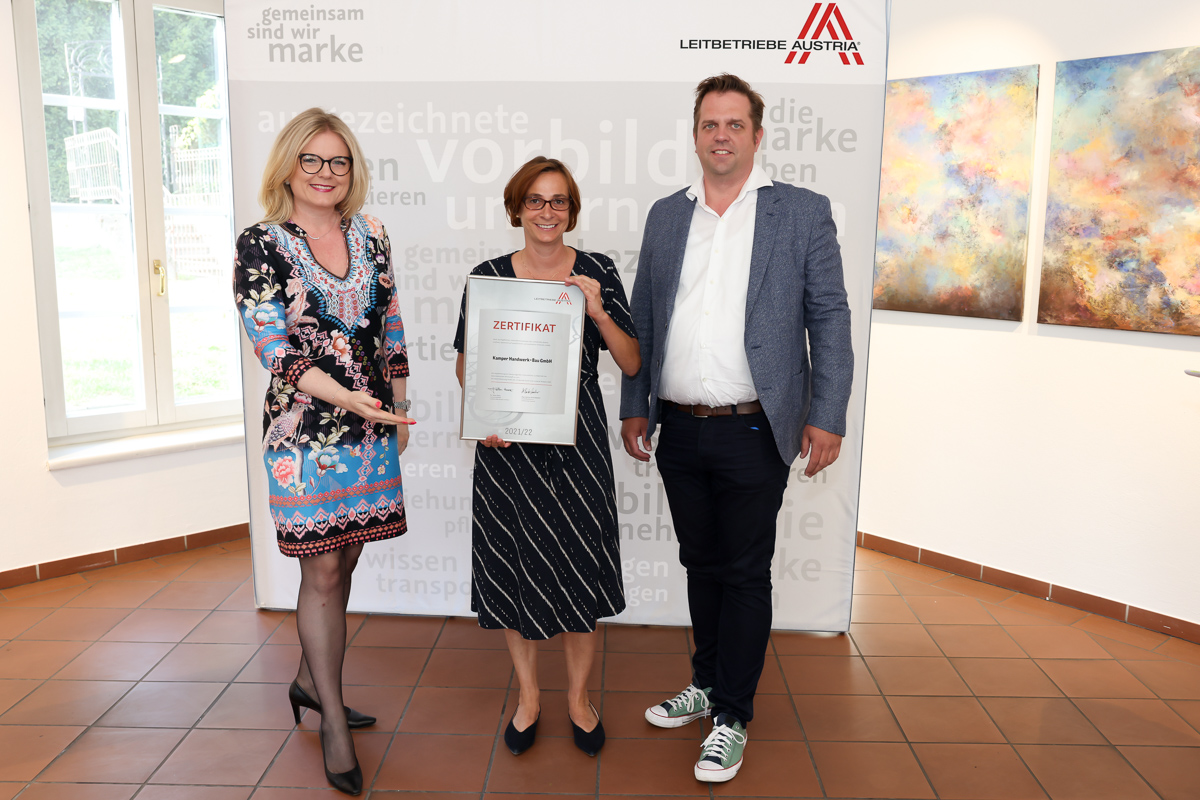 Zertifikat Headerbild mit Monica Rintersbacher (Geschäftsführerin Leitbetriebe Austria) mit Martina Wurzinger (Prokuristin Kamper) und Martin Kamper (Geschäftsführer Kamper)