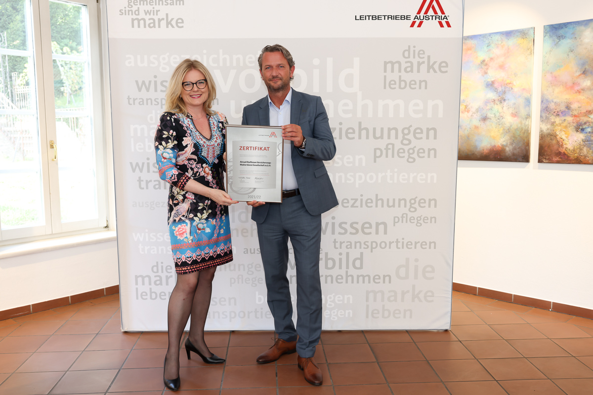 Zertifikat Headerbild mit Monica Rintersbacher (Geschäftsführerin Leitbetriebe Austria) und Stefan Kojalek (Geschäftsführer Aktuell Raiffeisen Versicherungs-Maklerdienst)