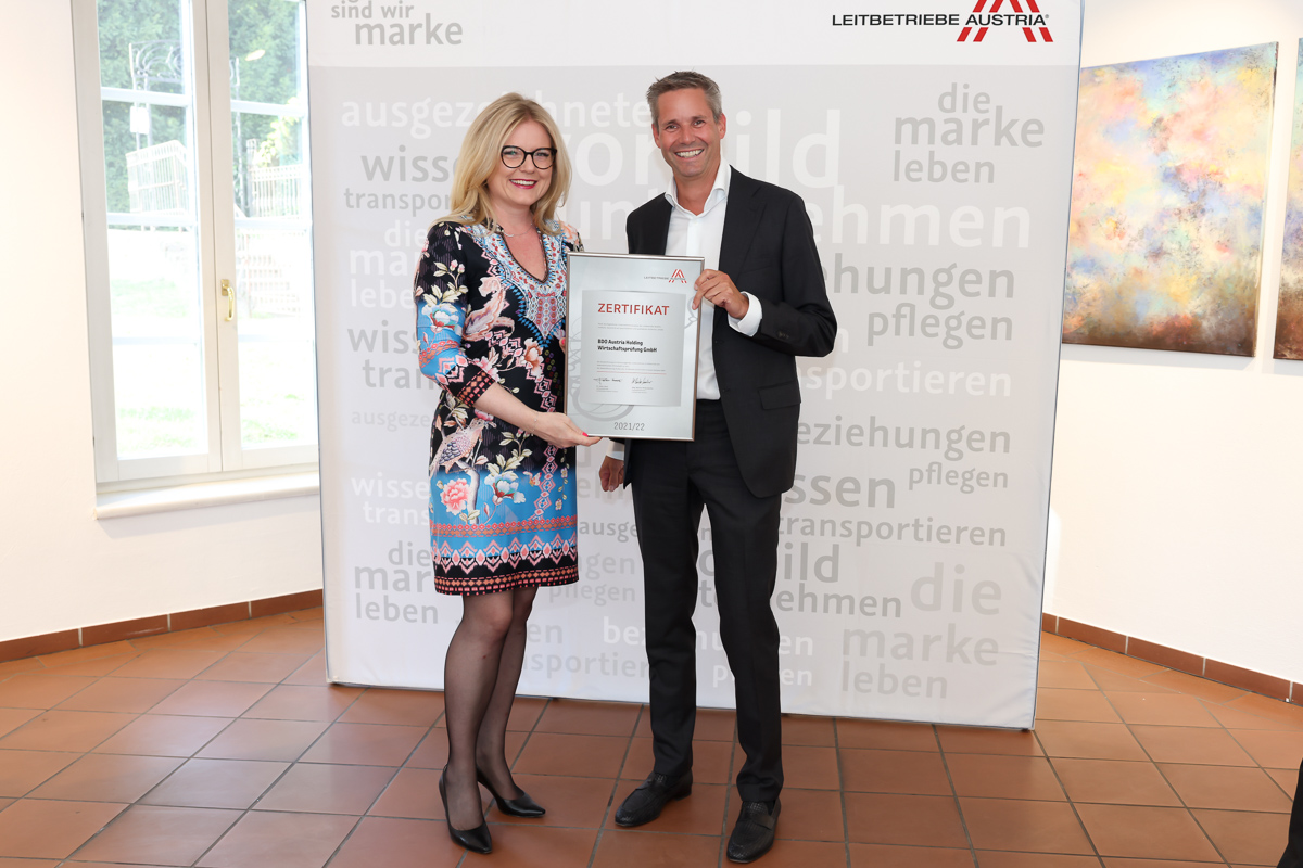 Zertifikat Headerbild mit Monica Rintersbacher (Geschäftsführerin Leitbetriebe Austria), Bernd Winter (Partner bei BDO)