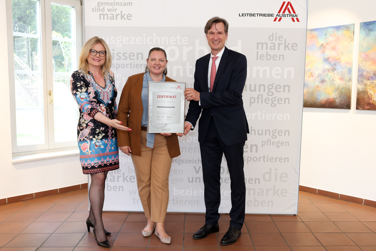 Zertifikat Headerbild mit Monica Rintersbacher (Geschäftsführerin Leitbetriebe Austria), Francine Brogyányi und Martin Brodey (beide Managing Partner bei DORDA)