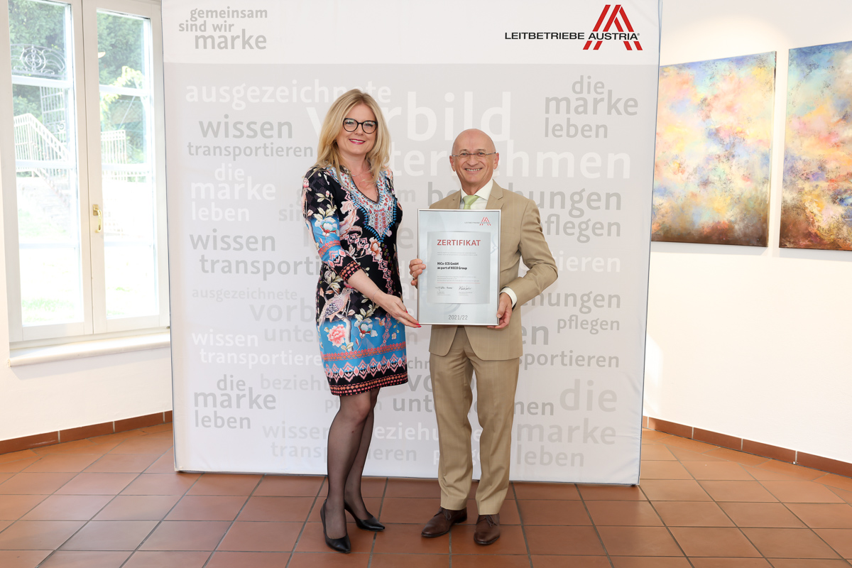 Zertifikat Headerbild mit Monica Rintersbacher (Geschäftsführerin Leitbetriebe Austria) und Alfred Hiermann (CFO und Gesellschafter HiCo-ICS GmbH)
