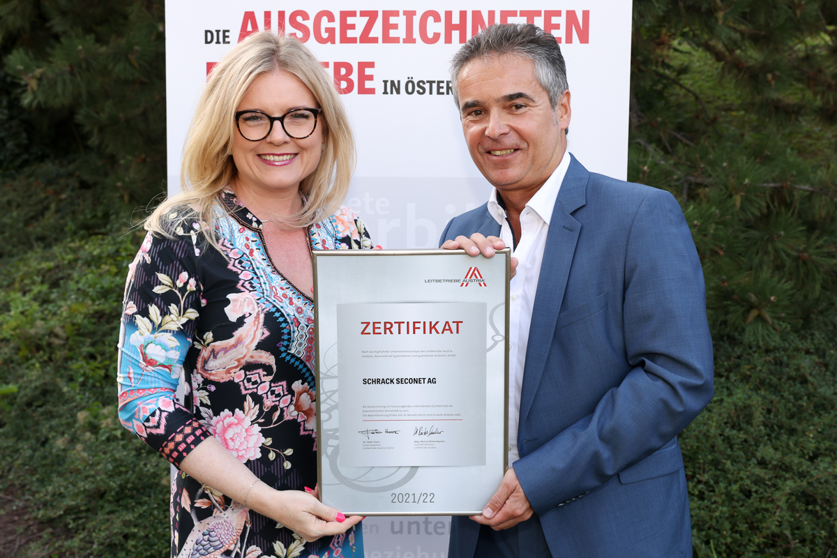 Zertifikat Headerbild mit Monica Rintersbacher (Geschäftsführerin Leitbetriebe Austria) und Wolfgang Kern (Vorstand Schrack Seconet)