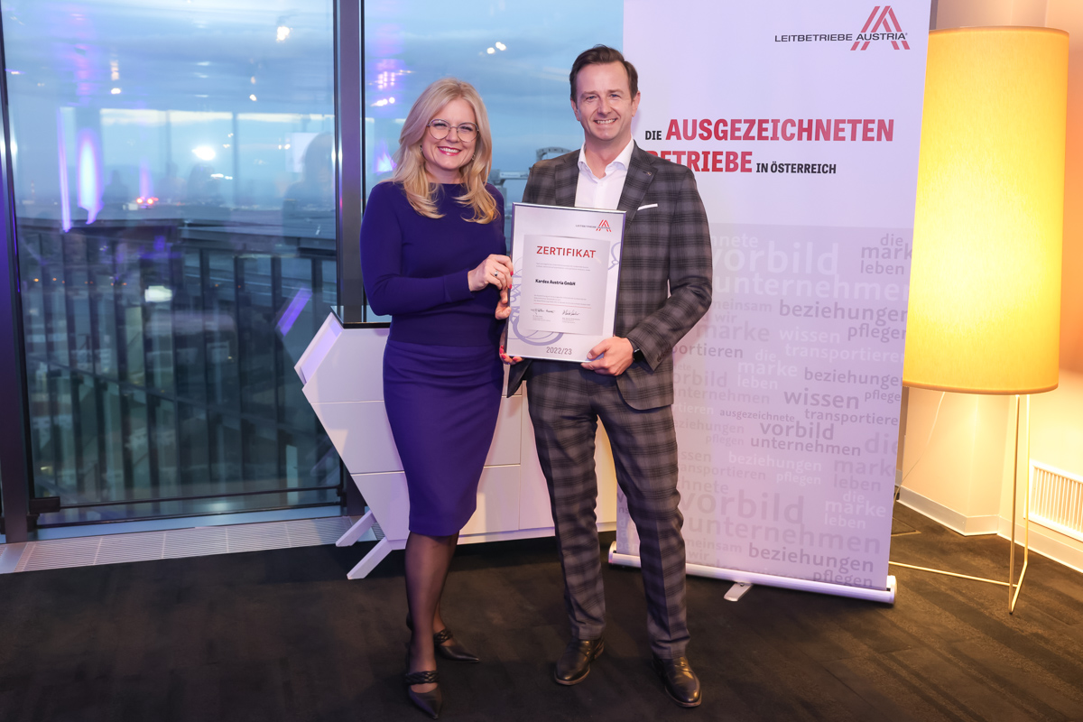 Zertifikat Headerbild mit Monica Rintersbacher (Geschäftsführerin Leitbetriebe Austria) und Peter Wilfinger (Director New Business Kardex Austria)