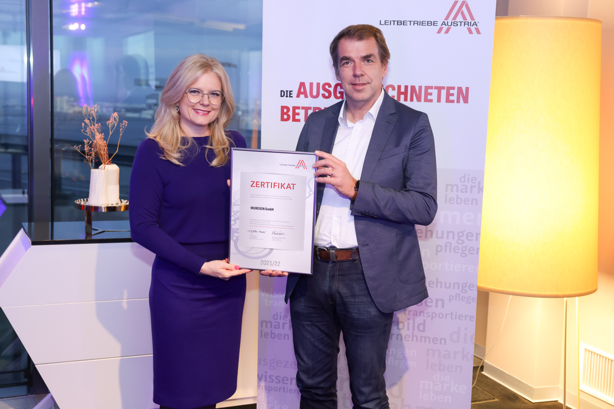 Zertifikat Headerbild mit Monica Rintersbacher (Geschäftsführerin Leitbetriebe Austria) und Bernhard Mucherl (Geschäftsführer Murexin)