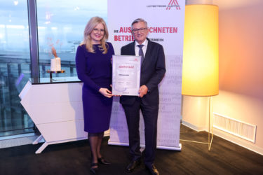 Zertifikat Headerbild mit Monica Rintersbacher (Geschäftsführerin Leitbetriebe Austria), Jörg Heißenberger (Geschäftsführer ENGIE Austria)
