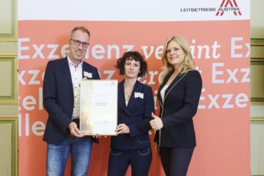 Zertifikat Headerbild mit  Rainer Haude (haude electronica-Geschäftsführer), Aleksandra Lindl und Monica Rintersbacher (Leitbetriebe Austria-Geschäftsführerin)
