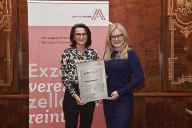 Zertifikat Headerbild mit Regina Mittermayer-Knopf (Geschäftsführerin LOOMIS ÖSTERREICH) und Monica Rintersbacher (Geschäftsführerin Leitbetriebe Austria)